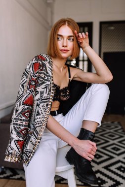 Güzel tatlı kız profesyonel kamera poz. Kısa kırmızı saçlı altın şık model, dolgun dudaklar, rahat giyim, kostüm, kıyafet, sütyen. Model testi, giyim reklam