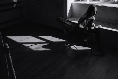 Güzel büyük göğüsler ile seksi genç kadın. Kız stüdyoda temsil edilir. güzel tabaklanmış cilt, etkileyici gözler