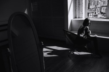 Güzel büyük göğüsler ile seksi genç kadın. Kız stüdyoda temsil edilir. güzel tabaklanmış cilt, etkileyici gözler