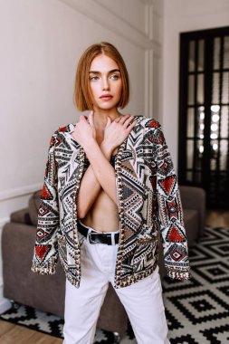 Güzel tatlı kız profesyonel kamera poz. Kısa kırmızı saçlı altın şık model, dolgun dudaklar, rahat giyim, kostüm, kıyafet, sütyen. Model testi, giyim reklam