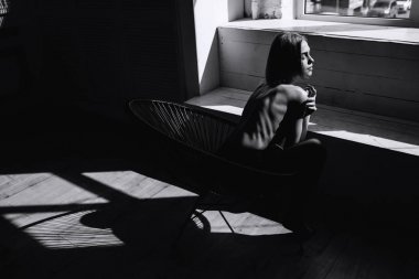 Güzel büyük göğüsler ile seksi genç kadın. Kız stüdyoda temsil edilir. güzel tabaklanmış cilt, etkileyici gözler