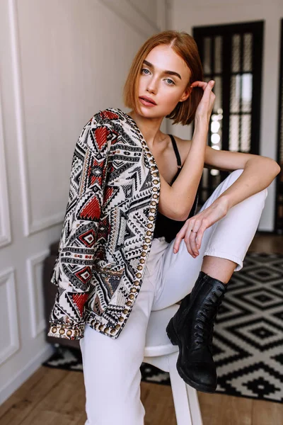 Güzel tatlı kız profesyonel kamera poz. Kısa kırmızı saçlı altın şık model, dolgun dudaklar, rahat giyim, kostüm, kıyafet, sütyen. Model testi, giyim reklam