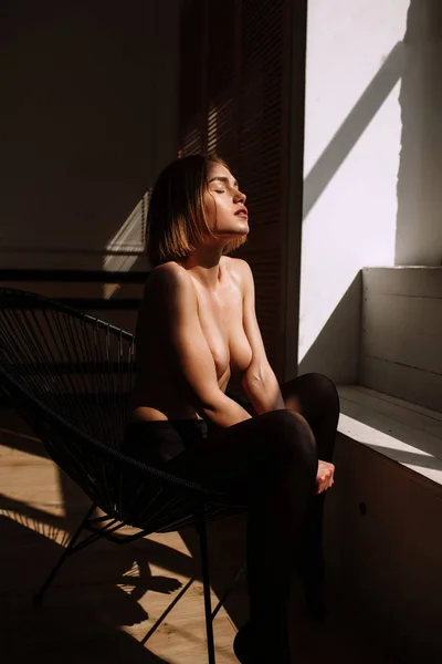 Sexig ung kvinna med vackra stora bröst. Flickan är representerad i studion. vacker solbränd hud, uttrycksfulla ögon — Stockfoto