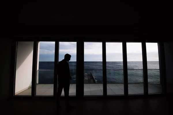 Silhouette Homme Bureau Horizon Mer Fenêtres Panoramiques — Photo