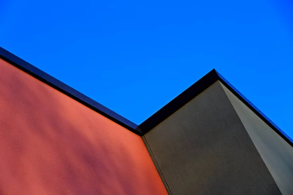 Eine Ecke Eines Modernen Gebäudes Gegen Den Strahlend Blauen Himmel — Stockfoto