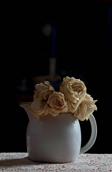 Roses Blanches Séchées Dans Une Cruche Lait Blanc — Photo