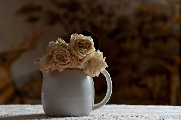 Roses Blanches Séchées Dans Une Cruche Lait Blanc — Photo