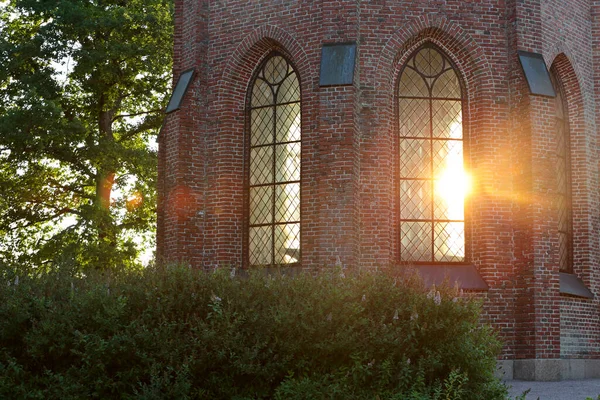 Finestre Una Vecchia Cappella Con Bella Luce Serale Del Sole — Foto Stock