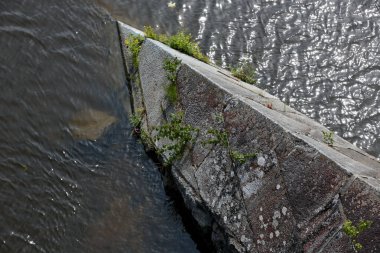 Gökyüzünden görünen eski bir köprü tabutu.