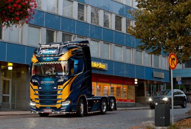 Hameenlinna, Finlandiya 10 / 03 / 2020 Yakışıklı kamyonlar şehir meydanında sergilendi