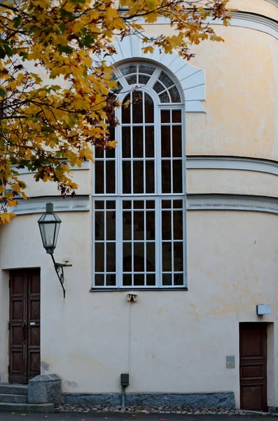 提灯と高い窓と古い家の2つのドア — ストック写真