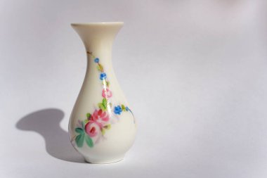 Çiçekli küçük porselen vazo, antika koleksiyonu, porselen figürler.