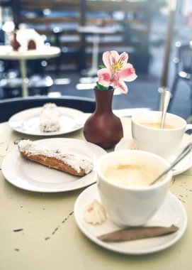 Kahve ve kurabiyeyle kahvaltı, kafede yemek.