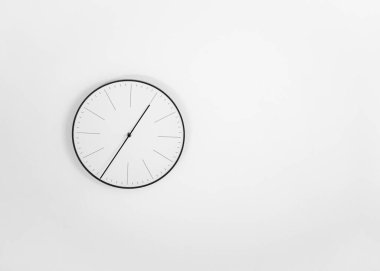 Duvardaki saat, beyaz minimalist arka plan, beyaz duvar