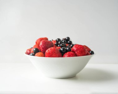 Frenk üzümü ve çilek tabakta, taze meyveler.