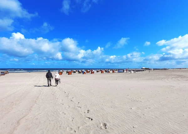 Ζευγάρι Περπατά Στη Θάλασσα Άδεια Παραλία Χειμώνας Στην Παραλία — Φωτογραφία Αρχείου