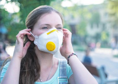Tıbbi solunum cihazı, tıbbi maske, sağlık sigortası, virüsten korunan güzel bir kız.