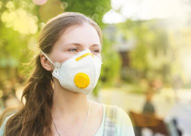 Tıbbi solunum cihazı, tıbbi maske, sağlık sigortası, virüsten korunan güzel bir kız.