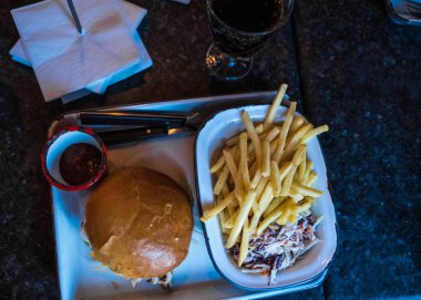 Hamburger ve patates kızartması yemek, barda lezzetli abur cubur yemek, büyük tabak şekerleme yemek.