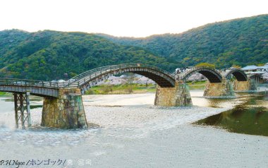 İwakuni 'de eşsiz bir Japon köprüsü