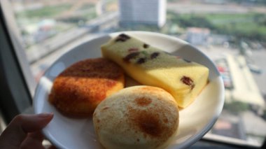 Ev yapımı çilek ve kirazlı pasta.