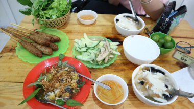 Kızarmış balık ve köfte.