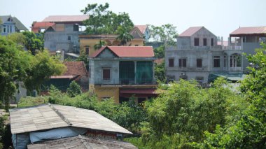 Kırsal bir kasabada huzurlu bir manzara