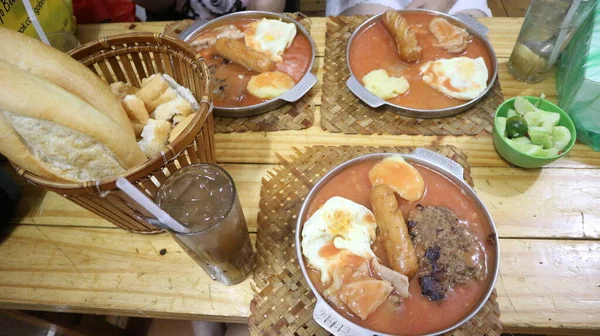 熱い鍋に特別なソースとベトナムのパン — ストック写真