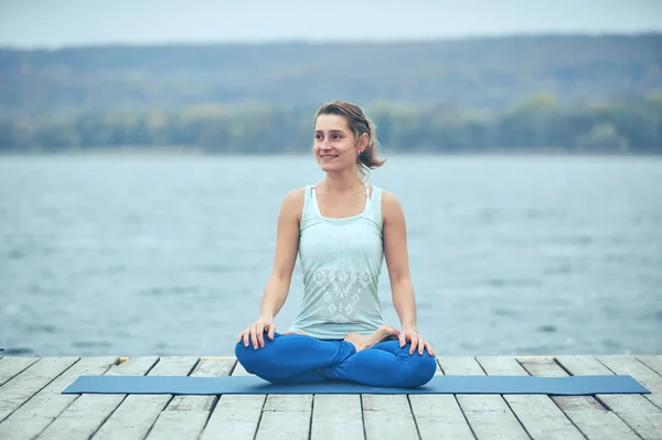 Hermosa Joven Practica Yoga Asana Padmasana Pose Loto Cubierta Madera — Foto de Stock