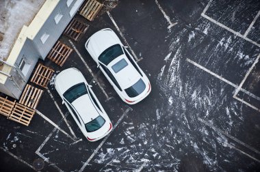 Boş otoparklar, havadan manzara. kış günü.