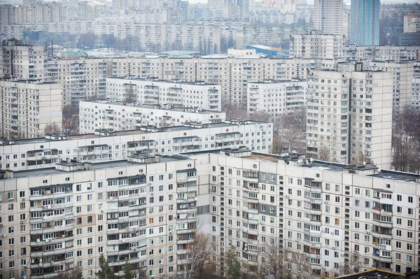 位于乌克兰哈尔科夫的带有苏维埃公寓楼的住宅区 — 图库照片