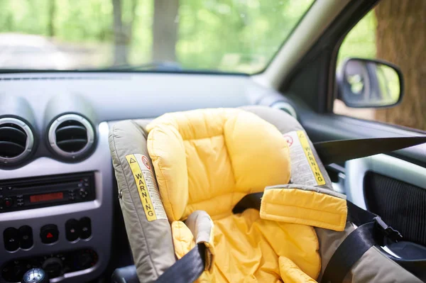 Puste fotelik dla dziecka w samochodzie zamontowany na przednim siedzeniu — Zdjęcie stockowe