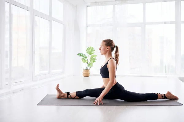 Jeune Belle Femme Faisant Yoga Dans Une Salle Lumineuse Moderne — Photo