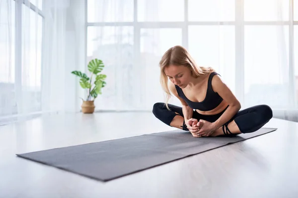 Jeune Belle Femme Faisant Yoga Dans Une Salle Lumineuse Moderne — Photo