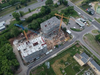 Yaz günü büyük vinçle inşaat alanının havadan görüntüsü.