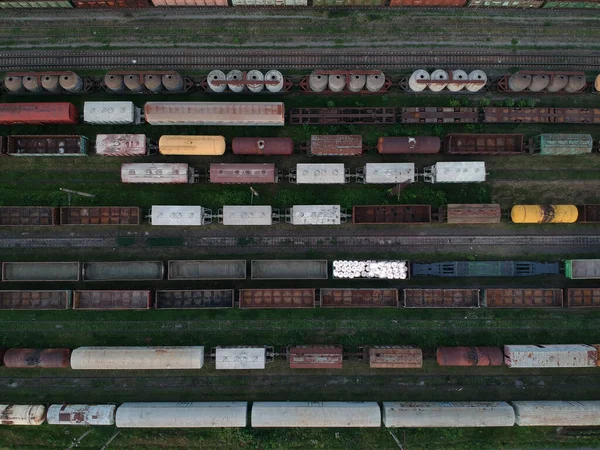 Luchtfoto Van Een Goederentrein Kleurrijke Goederentreinen Het Station Zware Industrie — Stockfoto