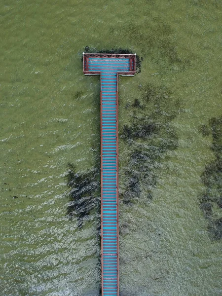 湖の上に木製の桟橋とターコイズブルーの水の空中ビュー ドローン写真 — ストック写真