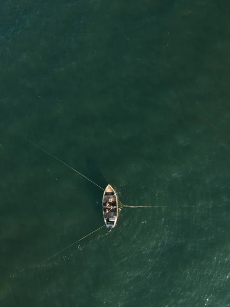 Denizde Geleneksel Bir Balıkçı Teknesinin Havası Ukrayna Azov Denizi Drone — Stok fotoğraf