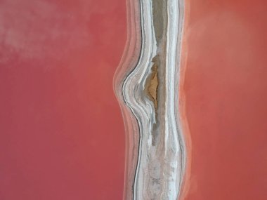 Pembe bir tuz gölünün havadan görünüşü. Azov Ukrayna. Drone fotoğrafı.