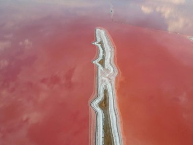 Pembe bir tuz gölünün havadan görünüşü. Azov Ukrayna. Drone fotoğrafı.