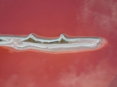 Pembe bir tuz gölünün havadan görünüşü. Azov Ukrayna. Drone fotoğrafı.