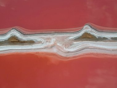 Pembe bir tuz gölünün havadan görünüşü. Azov Ukrayna. Drone fotoğrafı.