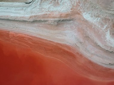 Pembe bir tuz gölünün havadan görünüşü. Azov Ukrayna. Drone fotoğrafı.