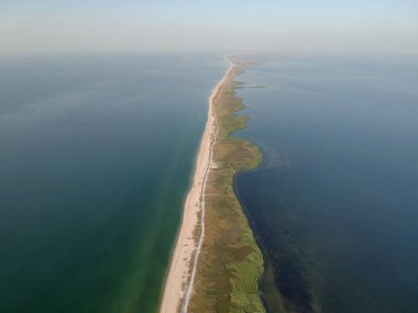 Ukrayna, Azov Denizi 'nin boş plajının havadan yaz manzarası. Drone fotoğrafı.