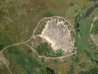 Kamyana Mohyla, Melitopol Ukrayna adlı büyük taşların havadan görünüşü. Drone fotoğrafı