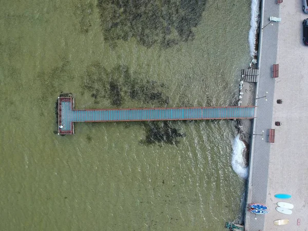 Luftaufnahme Des Türkisfarbenen Wassers Mit Holzsteg Einem See Drohnenfoto — Stockfoto