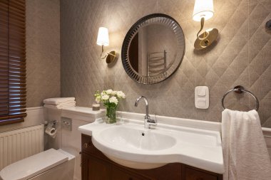 Modern banyo içinde taş duvar, ayna ve duş var. Gerçek fotoğraf..