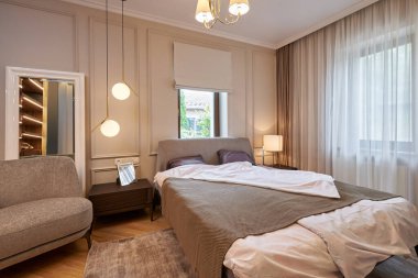 Zarif klasik yatak odasında büyük ve rahat bir çift kişilik yatak. Gerçek fotoğraf..