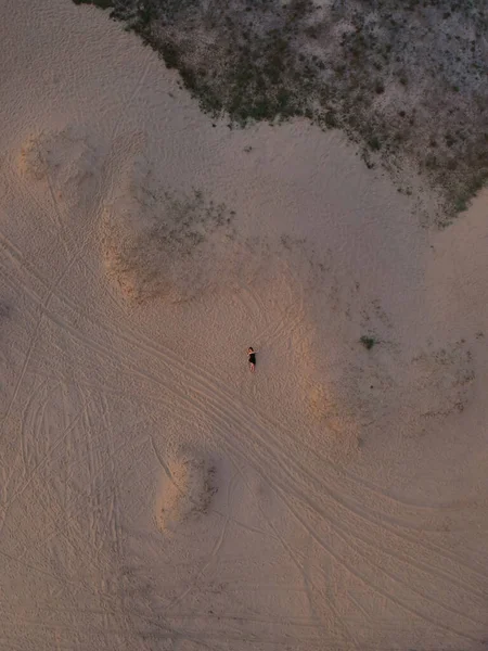 Jeune Femme Robe Noire Couchée Sur Dos Sur Sable Vue — Photo