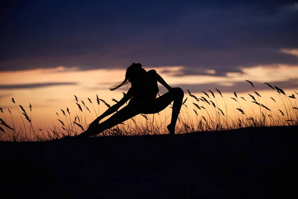 Силуэт Красивой Молодой Женщины Практикует Йогу Открытом Воздухе Ночью — стоковое фото